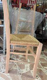 Sedie in legno chiaro