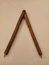 Antico compasso da falegname