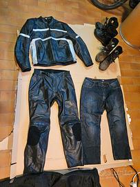 casco stivali giubbotto e pantaloni in pelle