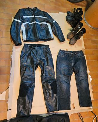  casco stivali giubbotto e pantaloni in pelle