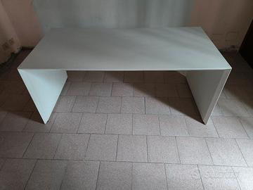 Scrivania e sedia girevole
