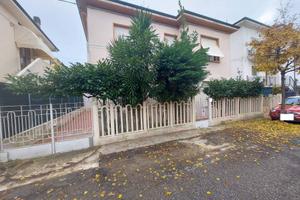 LORETO PIANO TERRA IN BIFAM. 5 LOCALI 135MQ+GIARDI