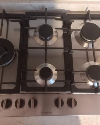 Piano cucina, fornelli, frigo, cappa