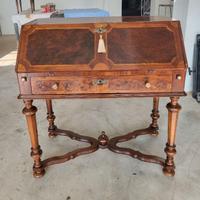 Elegante scrittoio a ribalta del '700