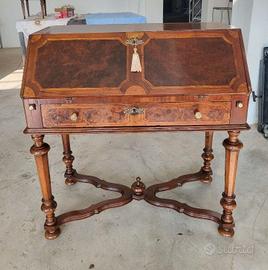 Elegante scrittoio a ribalta del '700