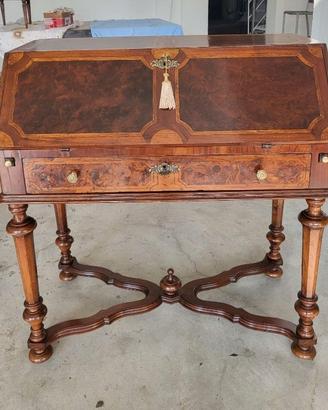 Elegante scrittoio a ribalta del '700