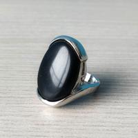 Anello con pietra nera