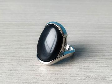 Anello con pietra nera