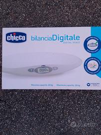 Bilancia pesa neonato