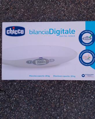 Bilancia pesa neonato