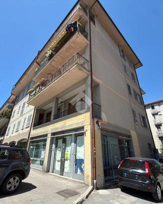 NEGOZIO A PAVIA