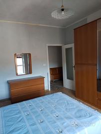 camera da letto, mobiletto porta televisione