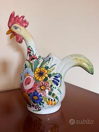 Brocca a forma di gallo in ceramica dipinta a mano
