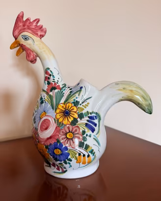Brocca a forma di gallo in ceramica dipinta a mano