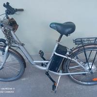 bicicletta elettrica usata con batteria nuova 