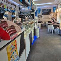 Intero arredo e attrezzature per bar