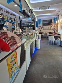 Intero arredo e attrezzature per bar