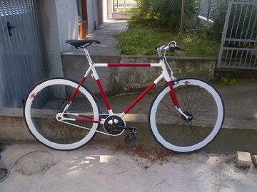 Bicicletta scatto fisso