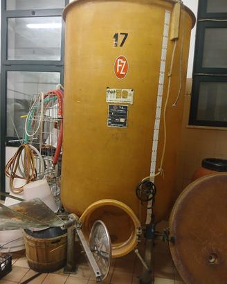 3 botti sempreprieno da 20 hl in vetroresina