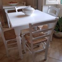 Tavolo bianco in legno massello con 4 sedie