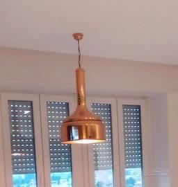 tavoli pub in legno, lampade in ottone e sgabelli
