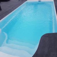 Piscina in vetroresina con sistema di filtraggio