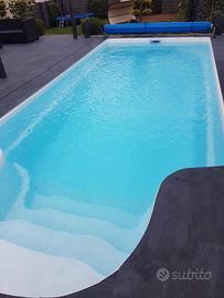 Piscina in vetroresina con sistema di filtraggio