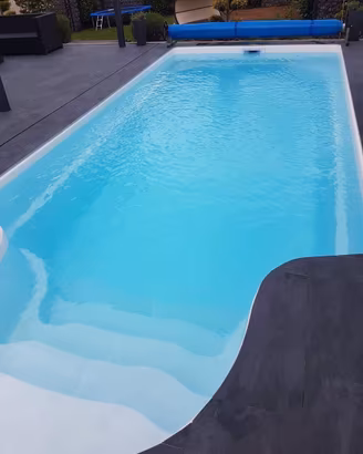 Piscina in vetroresina con sistema di filtraggio