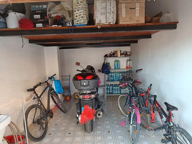 Garage con soppalco e posto auto in cortile recint