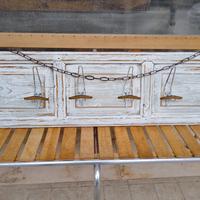 antico attaccapanni in legno con agganci in ferro 