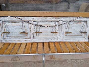 antico attaccapanni in legno con agganci in ferro 