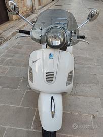 Piaggio Vespa GTS 300i.