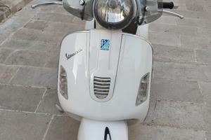 Piaggio Vespa GTS 300i.