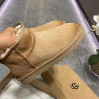 Stivaletti UGG Ultra Mini da donna  castagna 38