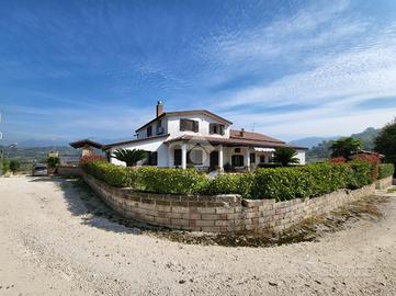 VILLA A SCHIERA A SANT'AGATA DE' GOTI