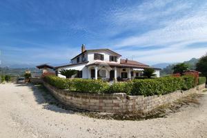 VILLA A SCHIERA A SANT'AGATA DE' GOTI