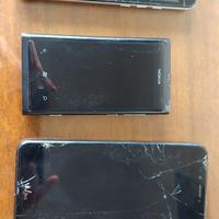 tre smartphone non funzionanti