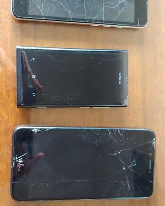 tre smartphone non funzionanti