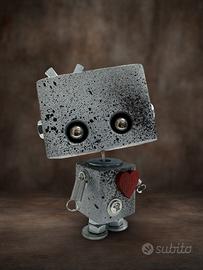 Robot steampunk industriale in legno e metallo