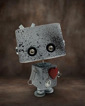 Robot steampunk industriale in legno e metallo