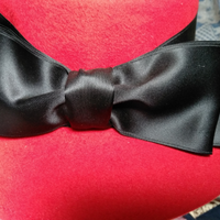 Cappello in panno di lana con fiocco