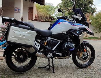 BMW R 1250 GS con valigie e optionals