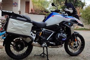 BMW R 1250 GS con valigie e optionals