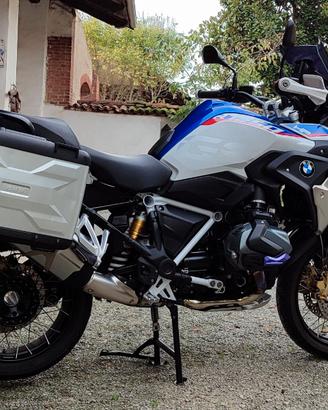 BMW R 1250 GS con valigie e optionals