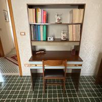 Scrivania e sedia in legno e pelle