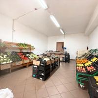 Locale commerciale con posto auto