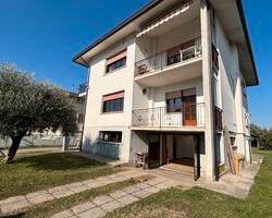 CASA SINGOLA DIVISA IN DUE APPARTAMENTI TRICAMERE