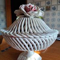 Vecchio centrotavola in ceramica