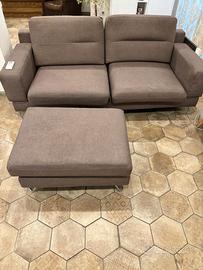 Divano 2 posti in tessuto con pouf