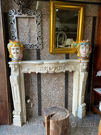 Camino struttura in marmo scolpito